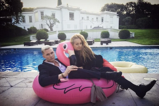 Chị em nhà Paris Hilton cũng đã kịp tận hưởng kỳ nghỉ tại một khu biệt thự siêu sang bên lề Liên hoan phim Cannes tại Pháp vừa qua.