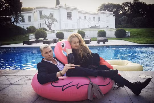 Chị em nhà Paris Hilton cũng đã kịp tận hưởng kỳ nghỉ tại một khu biệt thự siêu sang bên lề Liên hoan phim Cannes tại Pháp vừa qua.