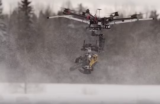 Video: Cận cảnh sát thủ mang cưa xăng tiêu diệt người tuyết