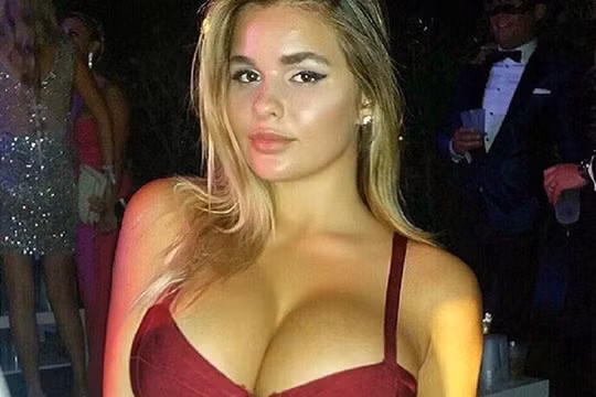 Video: Người mẫu Nga nổi tiếng gợi cảm trên đồng cỏ