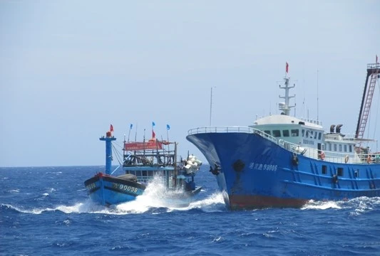 Tàu vỏ sắt to lớn của Trung Quốc (phải) hung hăng tấn công tàu cá vỏ gỗ của Việt Nam (trái) tại Hoàng Sa