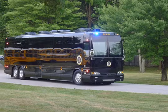 Video: Cận cảnh xe buýt bọc thép của Tổng thống Obama