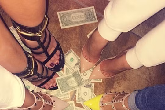 Trong những buổi tiệc tùng của giới nhà giàu Dubai, thú giẫm lên tiền luôn tạo ra sự phấn khích.