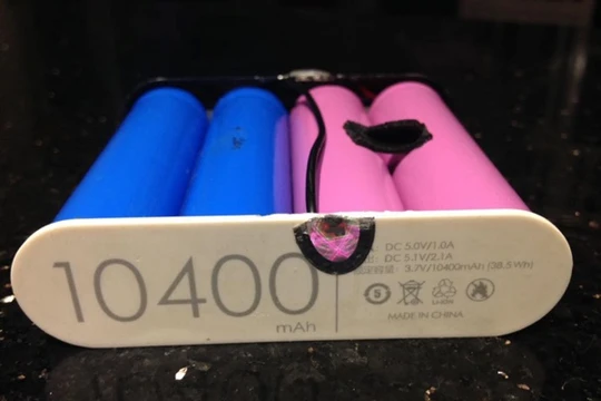 Viên pin dự phòng không nhãn mác, ghi "Made in China" với dung lượng 10.400mAh.