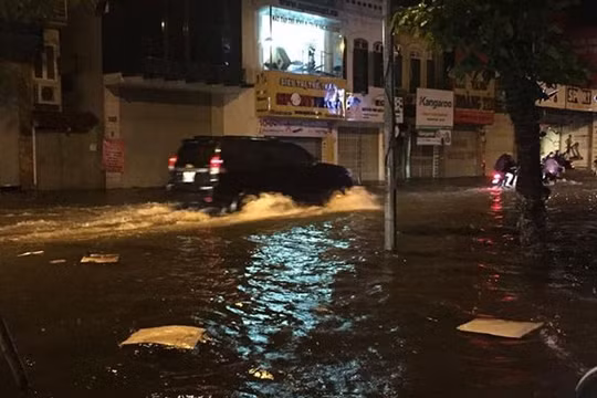 Tuyến phố Nguyễn Thái Học ngập nặng do trận mưa lớn tối 20/8. 