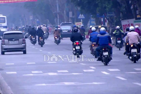 Mặc dù có biển phân làn đường rất rõ ràng nhưng xe máy vẫn lấn làn đường ô tô bằng chiêu “xi-nhan trái”.