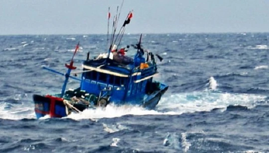 Một tàu cá Quảng Nam bị tàu Hải cảnh Trung Quốc tấn công cướp phá ngư cụ