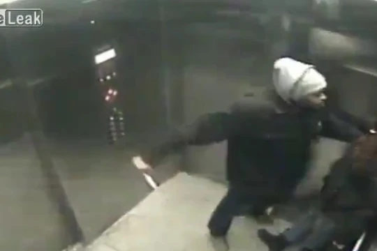 Làm gì khi bị tấn công trong thang máy?