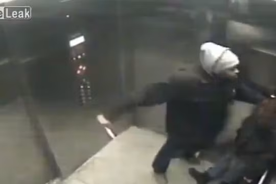 Làm gì khi bị tấn công trong thang máy?