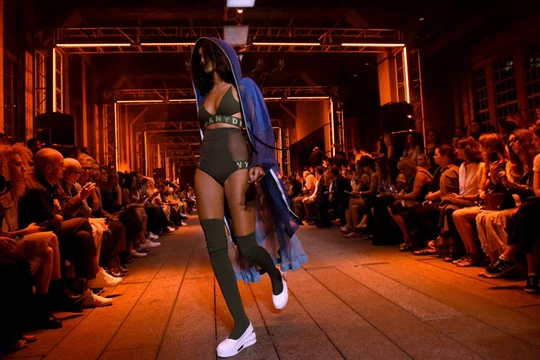 Những bộ thời trang lập dị cũng nhận được sự quan tâm đặc biệt.