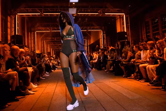 Những bộ thời trang lập dị cũng nhận được sự quan tâm đặc biệt.