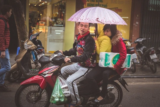  Theo nhiếp ảnh gia Mate Valtr, những người đi xe máy chở nhau đi mua sắm với lỉnh kỉnh đồ đạc là hình ảnh thường ngày ở Hà Nội.