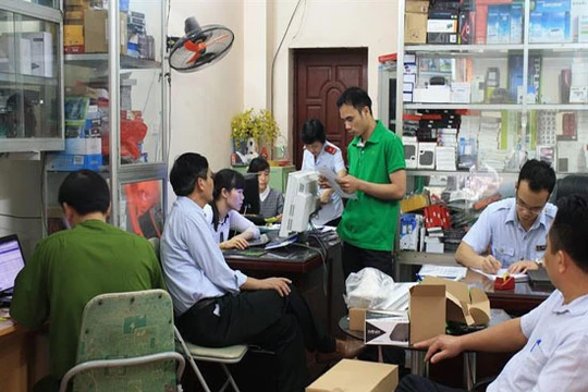 Đoàn thanh tra liên ngành Hà Nội kiểm tra, xác minh, lập biên bản vi phạm hành chính và ra quyết định tạm giữ thiết bị thu phát sóng vô tuyến điện vi phạm (Nguồn ảnh: rfd.gov.vn)