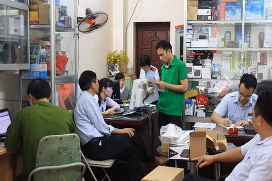 Đoàn thanh tra liên ngành Hà Nội kiểm tra, xác minh, lập biên bản vi phạm hành chính và ra quyết định tạm giữ thiết bị thu phát sóng vô tuyến điện vi phạm (Nguồn ảnh: rfd.gov.vn)