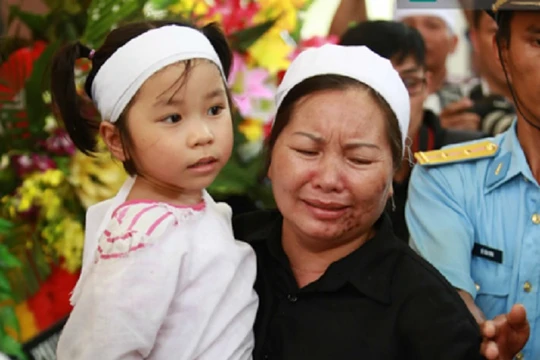 Do còn quá nhỏ nên con gái Đại tá Khải vẫn chưa hiểu hết được nỗi đau đang đến với gia đình.