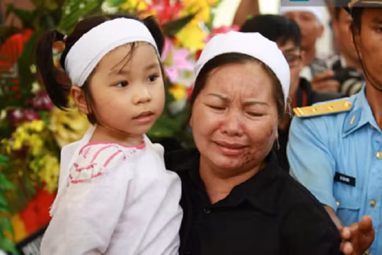 Do còn quá nhỏ nên con gái Đại tá Khải vẫn chưa hiểu hết được nỗi đau đang đến với gia đình.