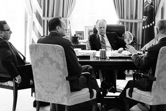 Kissinger nói: "Tình hình thực tế và lý do tại sao, là gì? Có thể làm gì?" Weyand hứa: "Chúng tôi sẽ mang về một đánh giá chung và cung cấp một cái nhìn chính xác nhất về tình hình hiện nay".