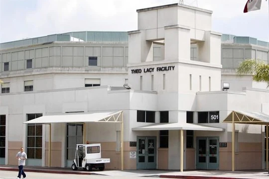 Nhà tù Theo Lacy là một khu phức hợp được bảo vệ nghiêm ngặt nằm bên bờ sông Santa Ana ở thành phố Orange, quận Cam. Nó được đặt theo tên của cựu cảnh sát trưởng Theo Lacy và khánh thành vào năm 1960. Ảnh: Los Angeles Times