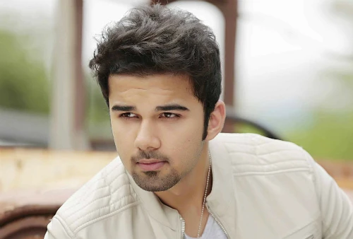 Diễn viên Avinash Mukherjee vai chú rể Jagdish lúc nhỏ.