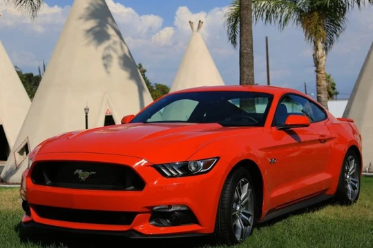 2016 Ford Mustang có động cơ V6, kiểu dáng khỏe khoắn, hiện đại. Giá khởi điểm của dòng xe này là 24.145 USD (chưa kể thuế, phí).