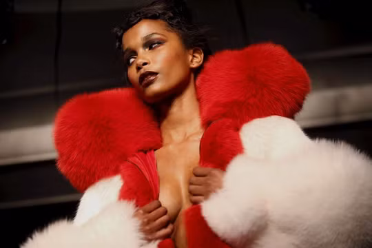 Bộ sưu tập thu đông 2016/17 của David Ferreira. Đọc thêm: http://vn.sputniknews.com/photo/20160315/1314427.html#ixzz4326Xh4Nz