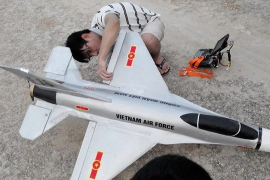 Chiếc F16 được gắn camera để quay hình ảnh đưa về nơi điều khiển (ảnh minh hoạ)