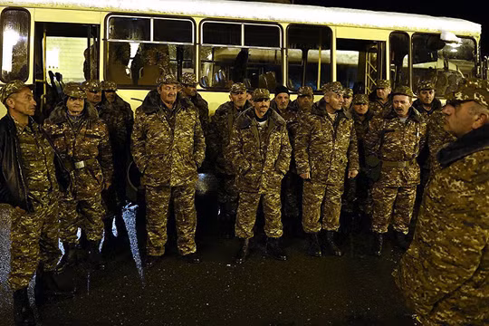 Video: UAV Azerbaijan không kích xe buýt làm chết 6 tình nguyện quân Armenia