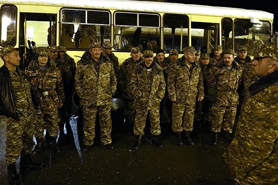 Video: UAV Azerbaijan không kích xe buýt làm chết 6 tình nguyện quân Armenia