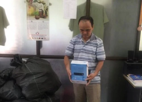 Cán bộ kỹ thuật của VTC Digital phối hợp để xác minh lô hàng đầu thu VTC bị làm giả. Ảnh: VTC cung cấp