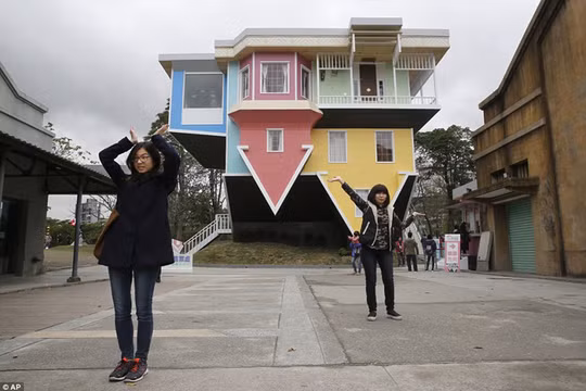 Một ngôi nhà ngược từ dưới lên trên được xây dựng ở Đài Loan gồm đủ mọi vật dụng bên trong.