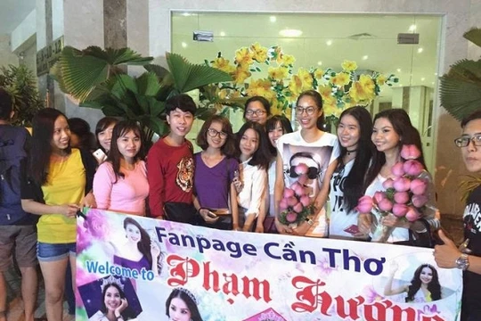 Phạm Hương đi dép lê, mặc áo phông vẫn xinh đẹp và thân thiện