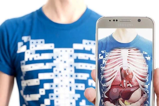 Áo thun “thần thánh”, mặc vào chụp ảnh thấy nội tạng