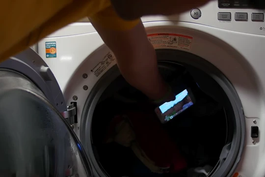 Video: Nín thở xem bạo hành Galaxy S7 trong máy giặt