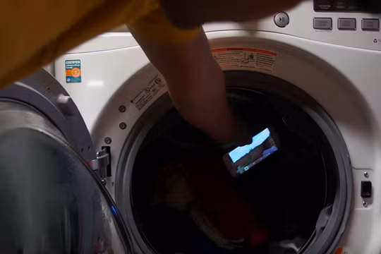 Video: Nín thở xem bạo hành Galaxy S7 trong máy giặt