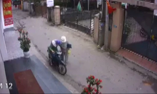 Video: Sốc vì cảnh 'thôi miên' cướp đồ táo tợn giữa phố