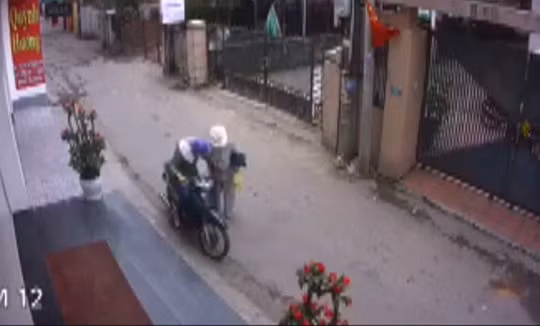 Video: Sốc vì cảnh 'thôi miên' cướp đồ táo tợn giữa phố