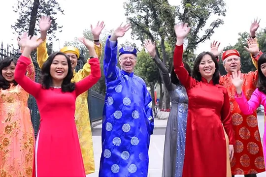 Video: Đại sứ Canada mặc áo dài, ngồi xích lô hát tiếng Việt chúc Tết