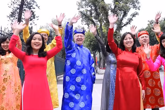 Video: Đại sứ Canada mặc áo dài, ngồi xích lô hát tiếng Việt chúc Tết