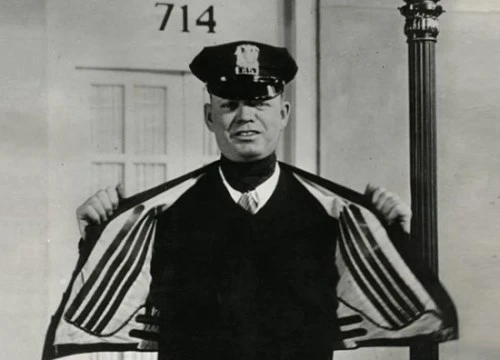 Áo khoác có lò sưởi điện bên trong dành cho cảnh sát giao thông ở Mỹ năm 1932.