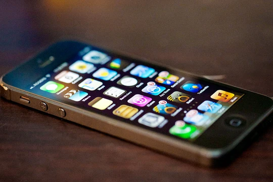 Cận Tết, iPhone 5 lock giảm giá 'kịch sàn'