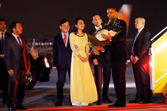 Trần Mỹ Linh vinh dự được chọn làm người tặng hoa cho Tổng thống Obama. Ảnh: Reuters