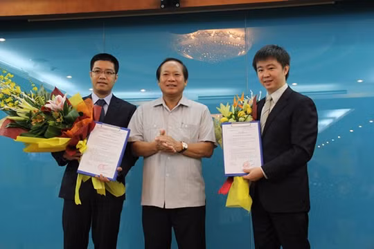 Bộ trưởng Trương Minh Tuấn trao quyết định bổ nhiệm cho ông Nguyễn Thành Chung (trái) và ông Bùi Hoàng Phương (phải). 