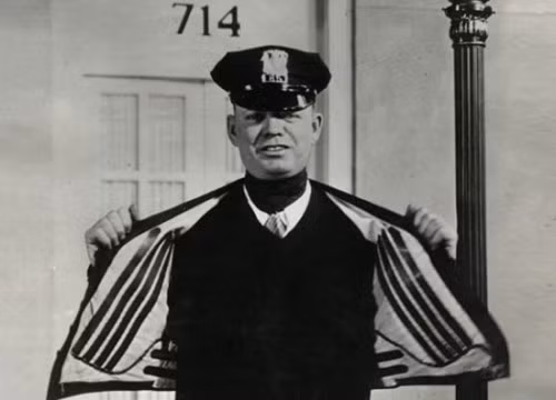 Áo khoác có lò sưởi điện bên trong dành cho cảnh sát giao thông ở Mỹ năm 1932.