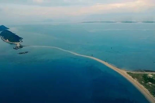 Cận cảnh hòn đảo có lối đi giữa biển duy nhất tại Việt Nam