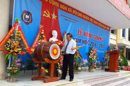 Bộ trưởng Trương Minh Tuấn đánh trống khai giảng năm học mới tại Trường THPT Đồng Hới