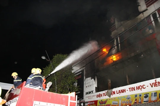 Siêu thị điện máy Kim Nguyên bùng cháy trong đêm