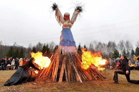 Những người tham gia lễ hội tại Bảo tảng Quốc gia về Kiến trúc và Văn hóa Dân gian Belarussia đốt một cô bù nhìn bằng rơm.