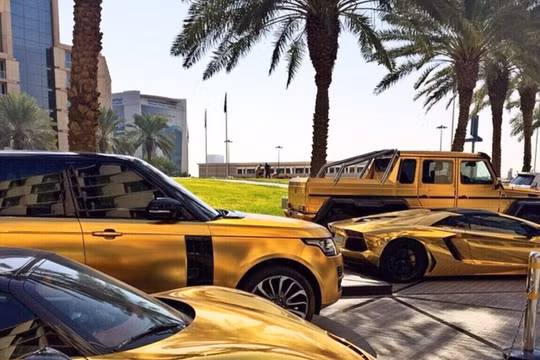 Choáng váng với dàn siêu xe dát vàng gây 'bão' ở Luân Đôn