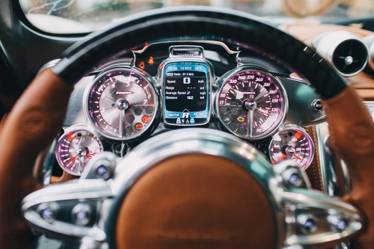Pagani Huayra là mẫu siêu xe được trang bị thiết kế nội thất có một không hai. Bên trong "thần gió" là sự kết hợp hoàn hảo giữa các vật liệu như da, kim loại, sợi carbon, máy móc trần trụi và màn hình kỹ thuật số.