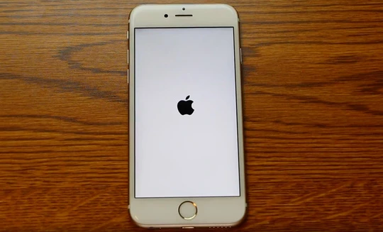 Video: iPhone hoá... cục gạch khi chỉnh về ngày 1/1/1970